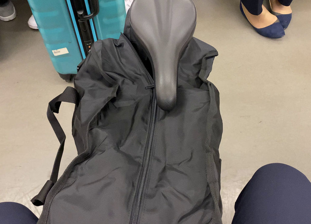 自転車を袋に入れた様子